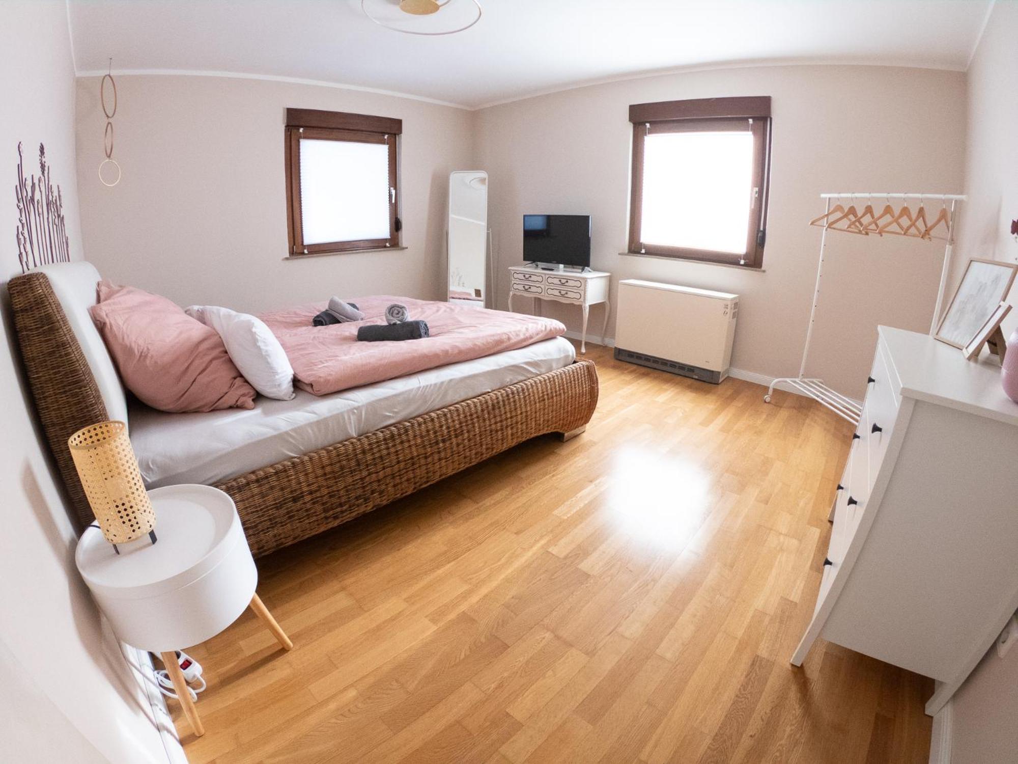 Happybnb Apartment Mit Sonniger Terrasse Lochgau Экстерьер фото