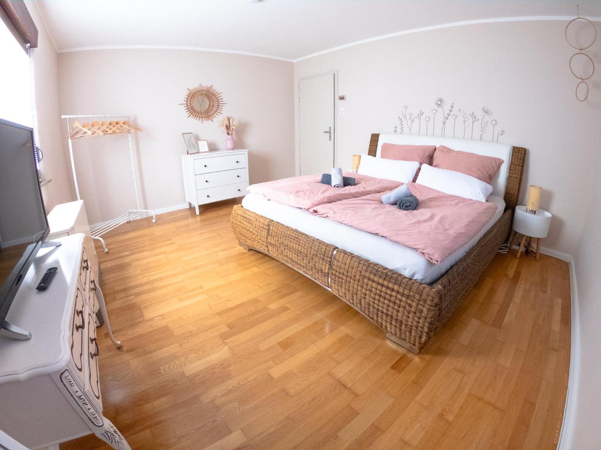 Happybnb Apartment Mit Sonniger Terrasse Lochgau Экстерьер фото
