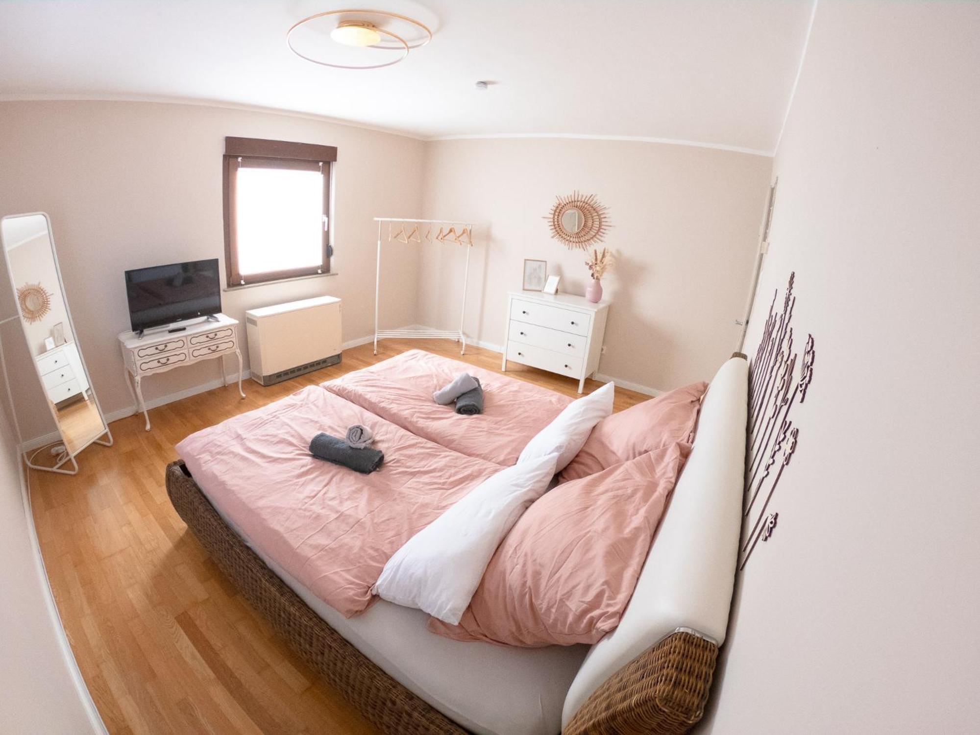 Happybnb Apartment Mit Sonniger Terrasse Lochgau Экстерьер фото